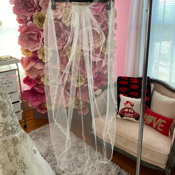 Allure Bridals 9300 wedding dress in ivory/silver - Picture 16 of 16